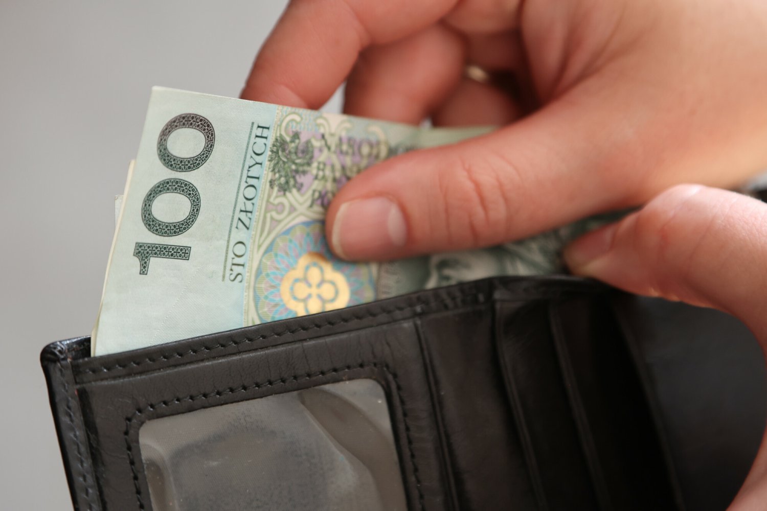 Sprzedawca nie chciał wymienić klientce uszkodzonego banknotu?