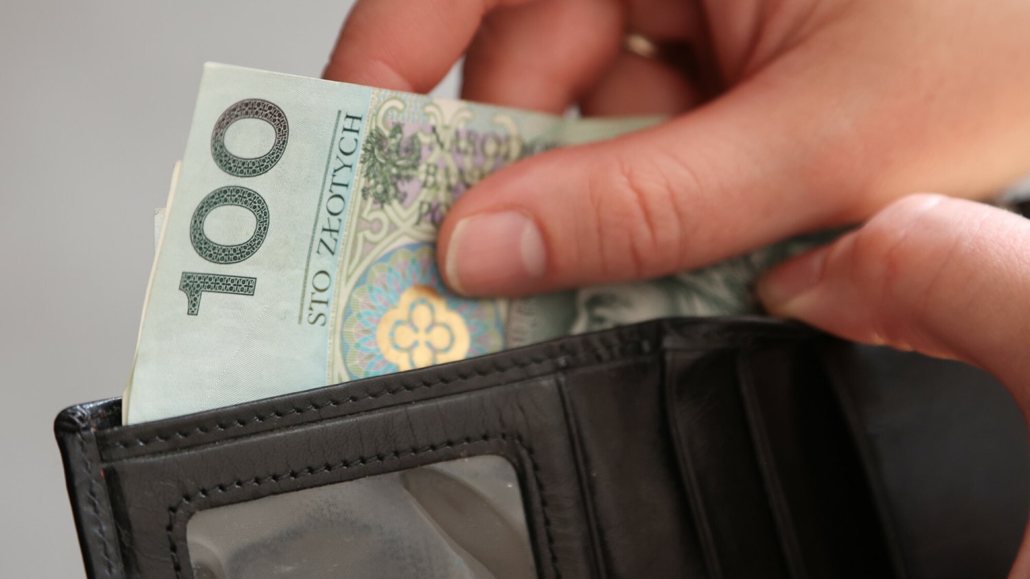 Sprzedawca nie chciał wymienić klientce uszkodzonego banknotu?