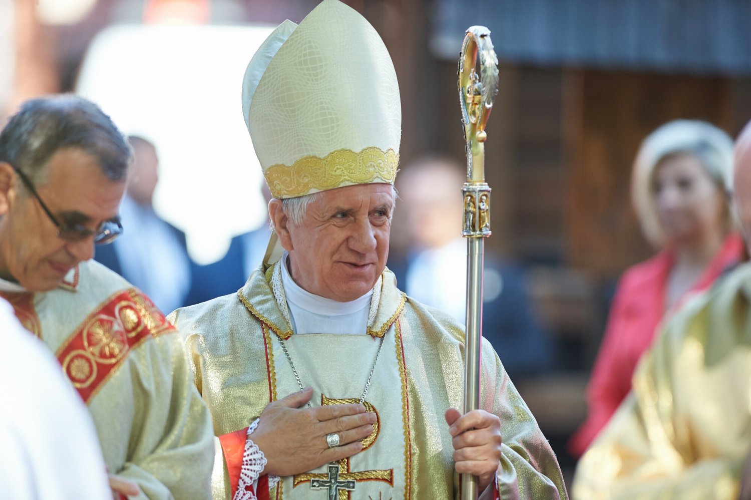 Jaką emeryturę ma arcybiskup Dzięga?