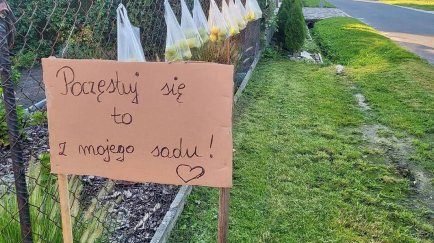 Żagliny: ktoś powiesił tabliczkę na ogrodzeniu swojego domu. Gościnność