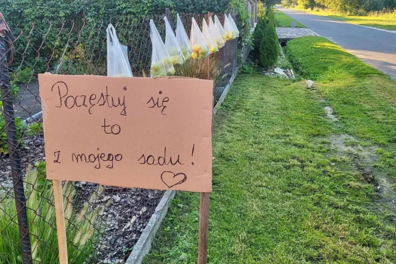 Żagliny: ktoś powiesił tabliczkę na ogrodzeniu swojego domu. Gościnność