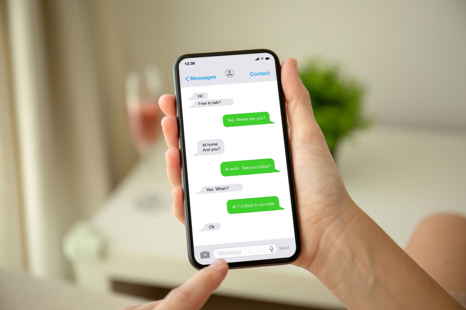 Oszustwo w SMS-ach. Polacy muszą uważać na nową formę phishingu.