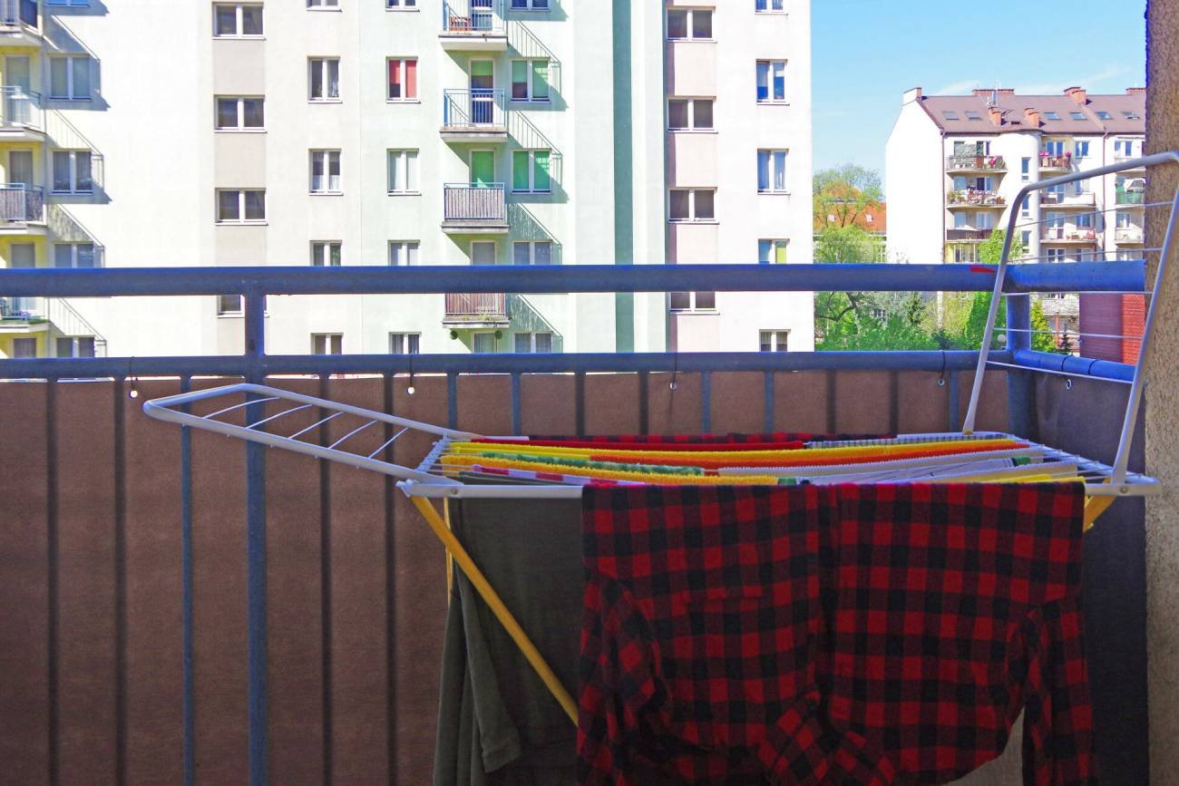 Suszenie prania na balkonie. Grozi za to wysoki mandat