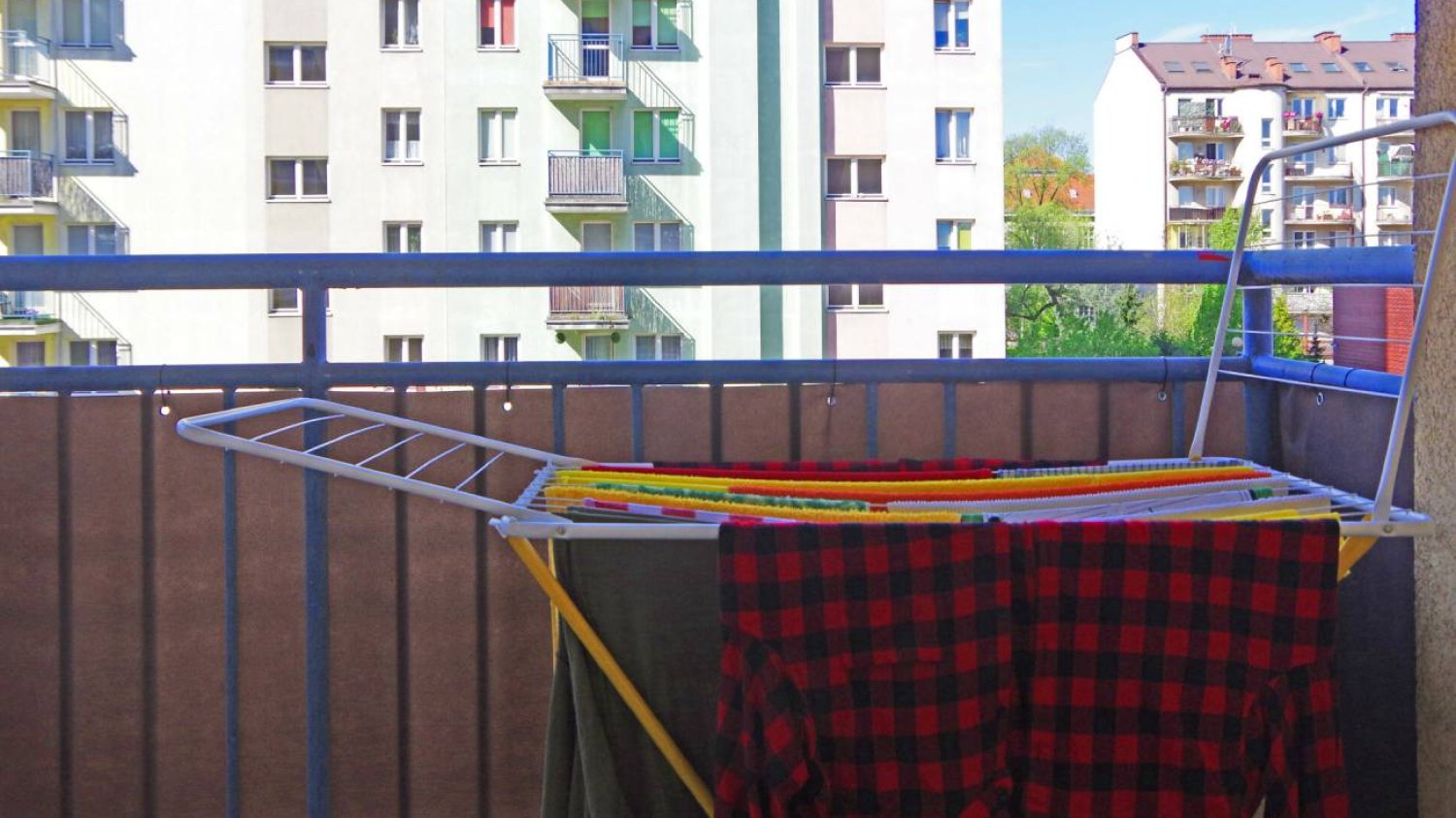 Suszenie prania na balkonie. Grozi za to wysoki mandat
