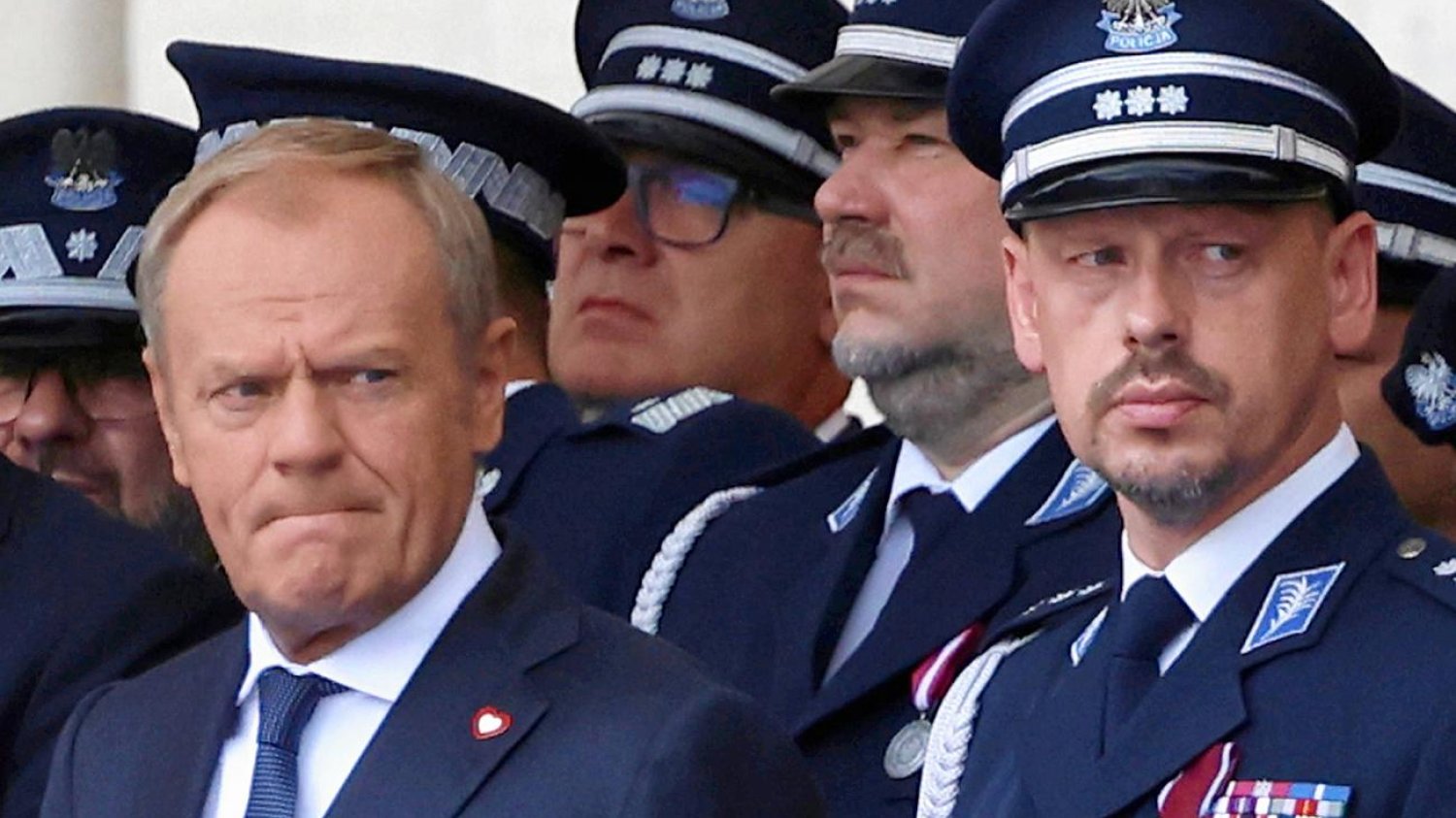 Premier Donald Tusk i policjanci