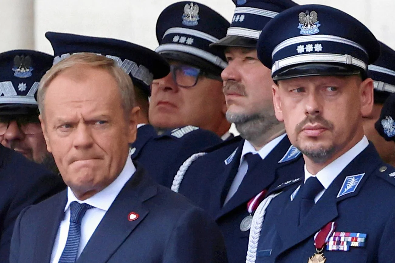 Premier Donald Tusk i policjanci