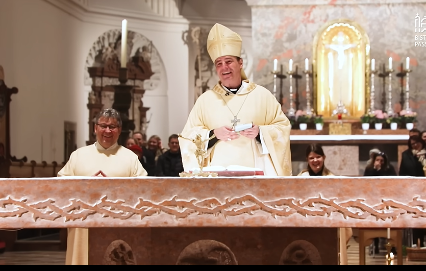 Ksiądz na mszy opowiedział żart o WC. Wierni śmiali się w głos