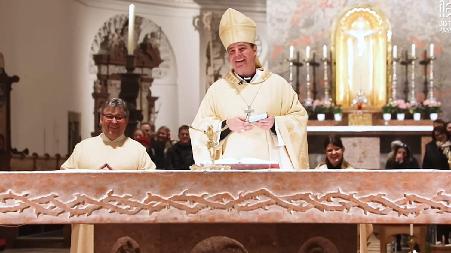 Ksiądz na mszy opowiedział żart o WC. Wierni śmiali się w głos