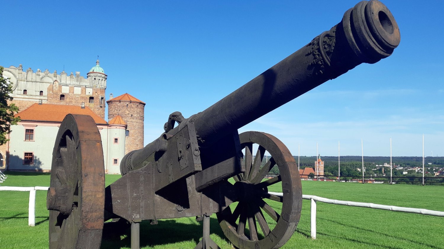 Tragedia w Golubiu-Dobrzyniu. 18-latek uwiesił się na armacie w zamku i  został przygnieciony.
