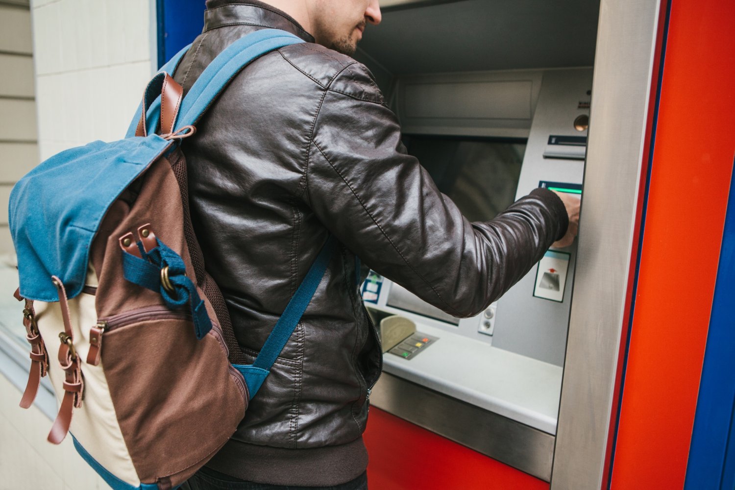 Jak uniknąć dodatkowej opłaty w bankomacie?