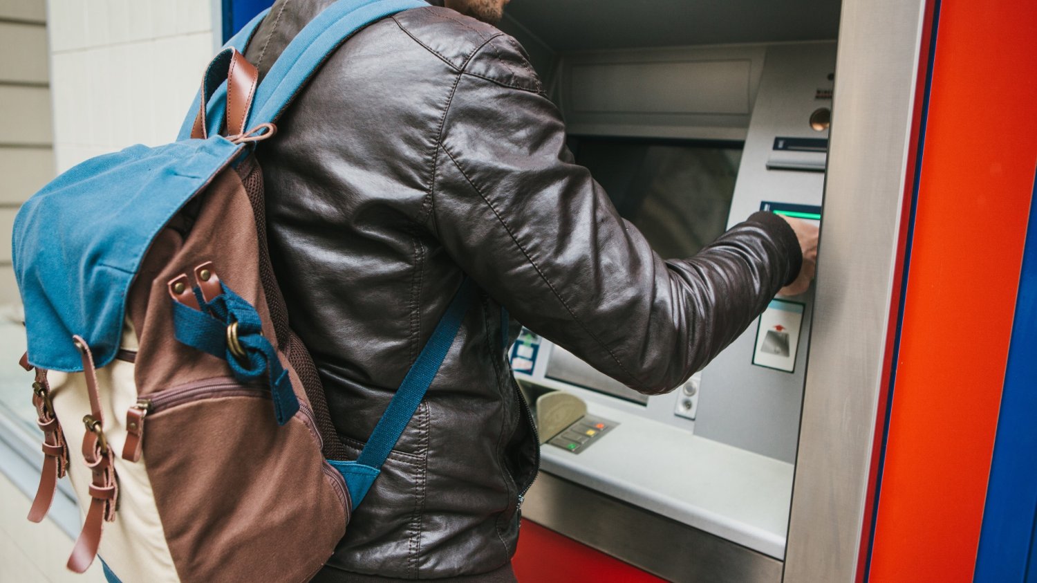 Jak uniknąć dodatkowej opłaty w bankomacie?