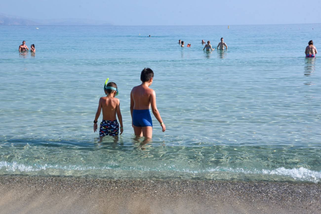 Najczystsza plaża na świecie – woda tu jest turkusowa. Szybki lot z Polski