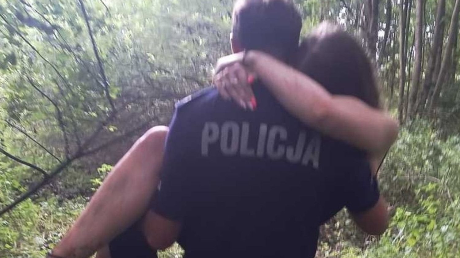 22-latka zgubiła się w lesie po imprezie. Policjant wyniósł ją na rękach na szosę.