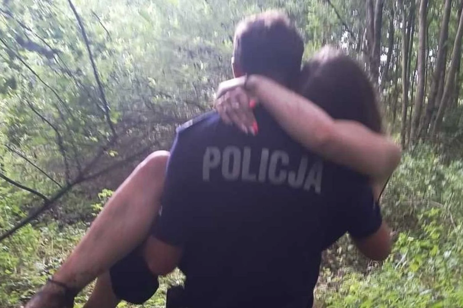 22-latka zgubiła się w lesie po imprezie. Policjant wyniósł ją na rękach na szosę.