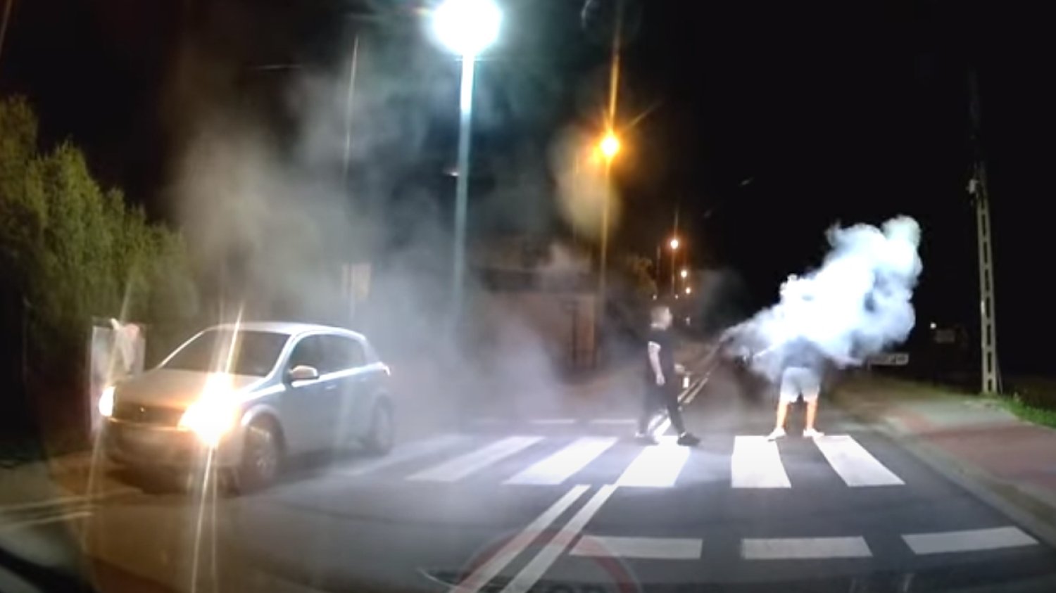 Nagranie z YouTube robi furorę w sieci. Kierowca musiał się ratować w niestandardowy sposób, gdy zaatakował go agresywny przechodzień.