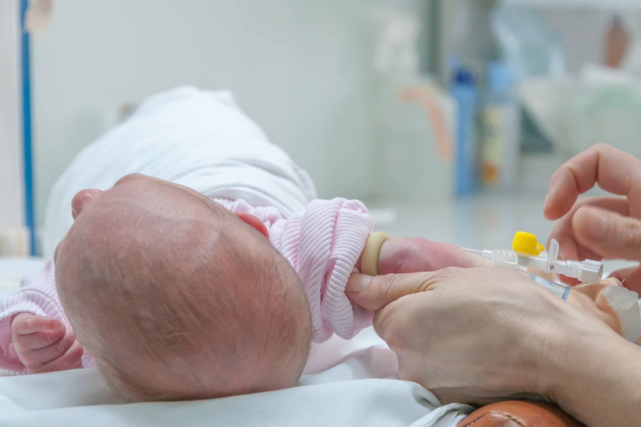 Tarnów: porzucone trojaczki czekają na rodzinę. Jest jeden warunek