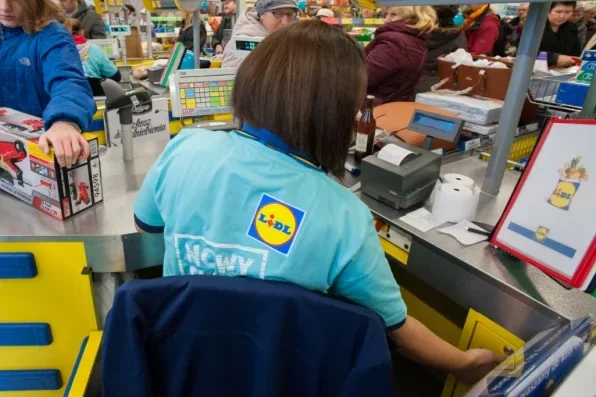 ile się zarabia biedronka lidl pepco action zara ccc sinsay 2024 pensje stawki praca