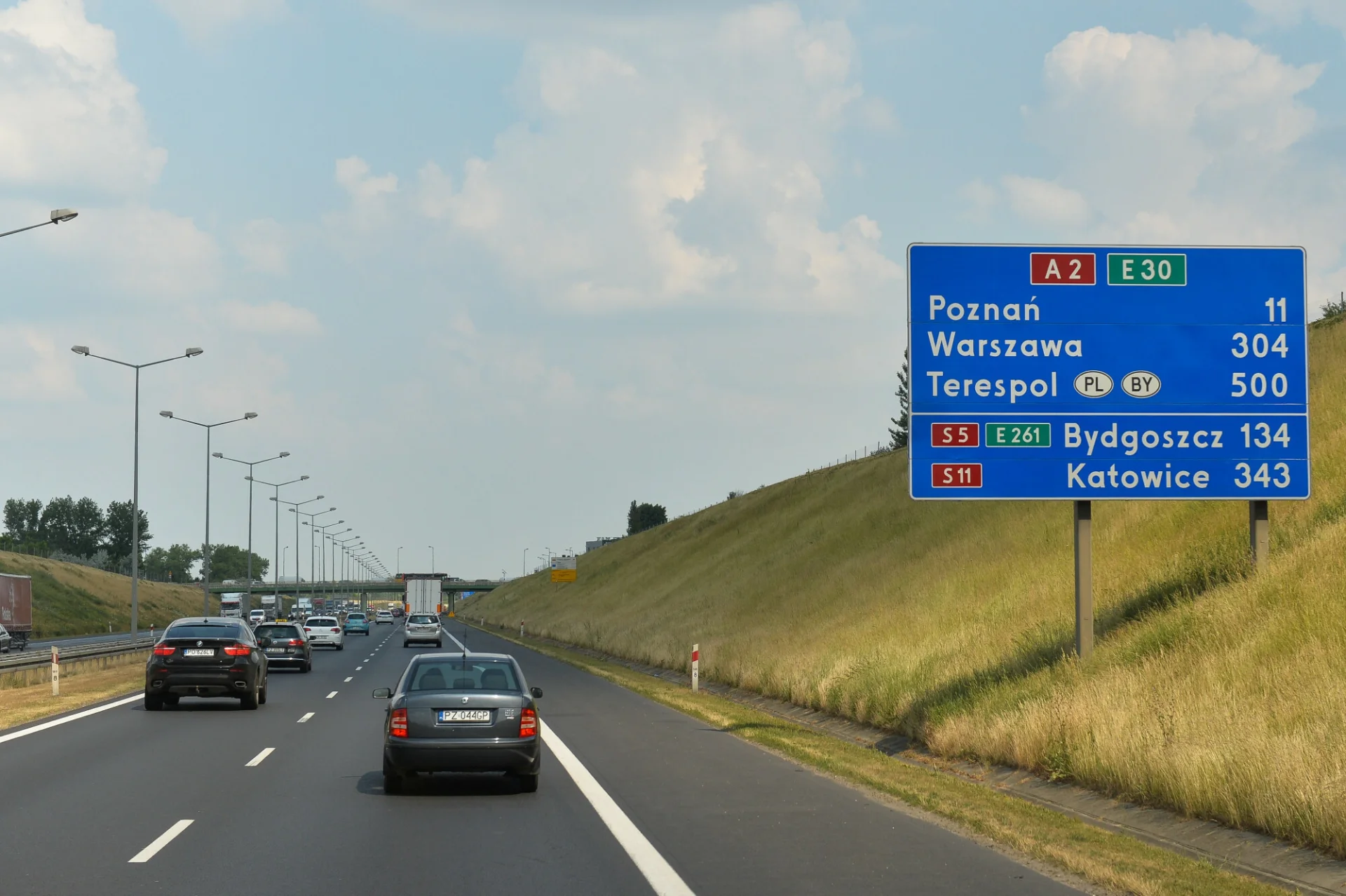 drogowskazy tablice liczba kilometry do którego miejsca centralny punkt miasta