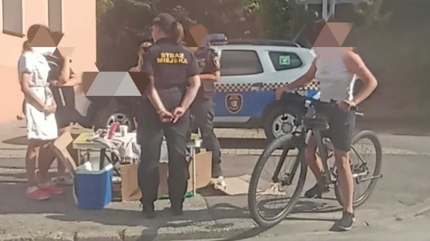 Dziewczynki sprzedawały lemoniadę na ulicy w Gliwicach. Do czasu interwencji straży miejskiej