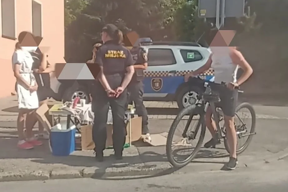 Dziewczynki sprzedawały lemoniadę na ulicy w Gliwicach. Do czasu interwencji straży miejskiej