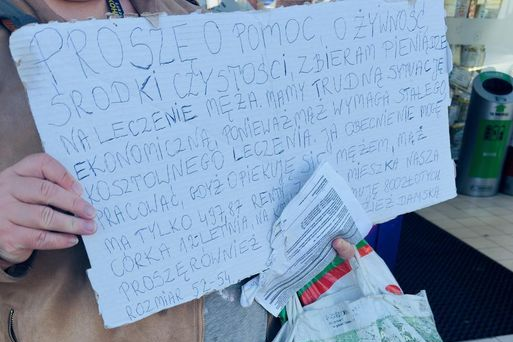 Łukasz Litewka postanowił pomóc 40-letniej kobiecie, która stała z kartką przed sklepem Biedronki.