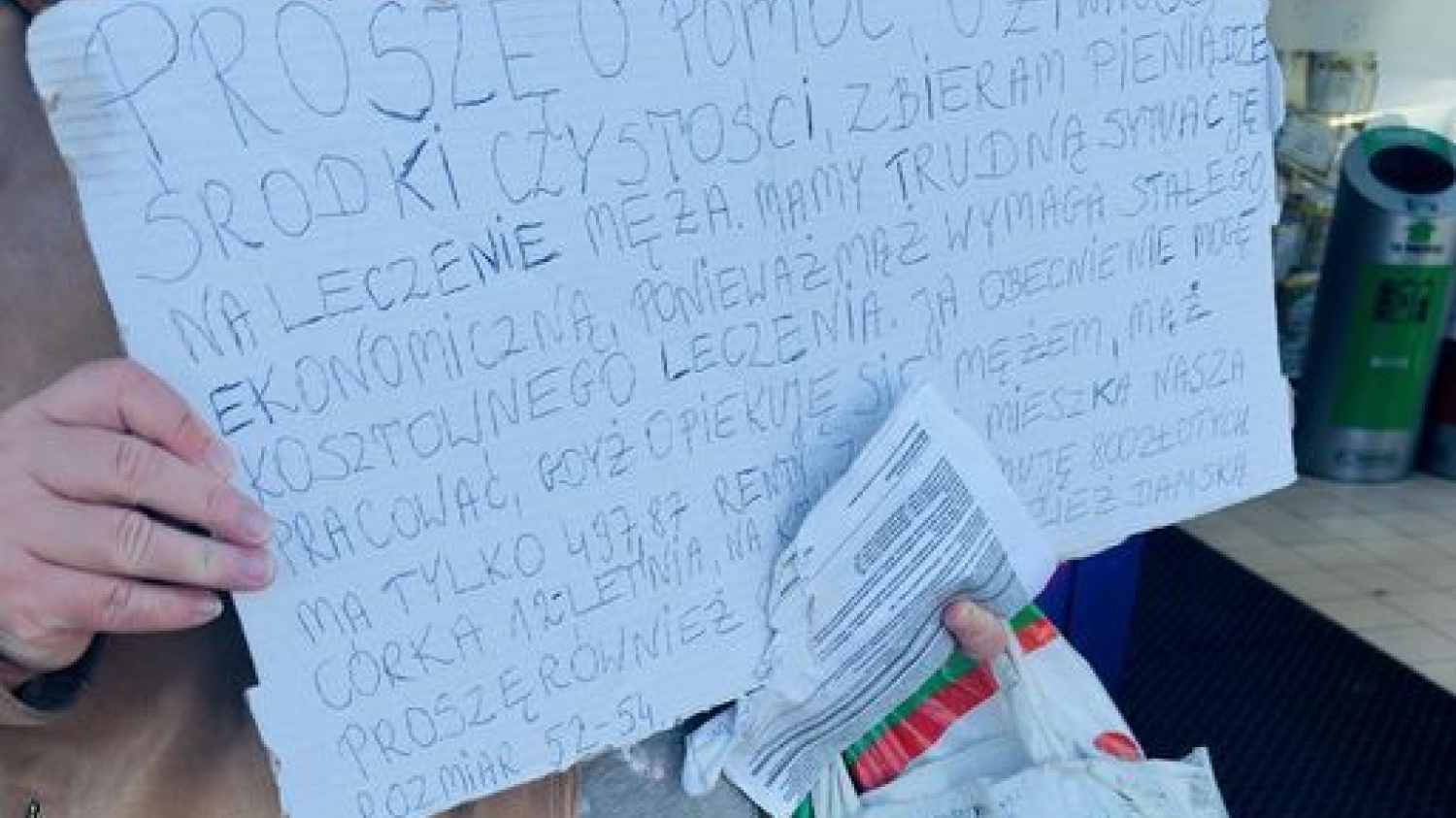 Łukasz Litewka postanowił pomóc 40-letniej kobiecie, która stała z kartką przed sklepem Biedronki.