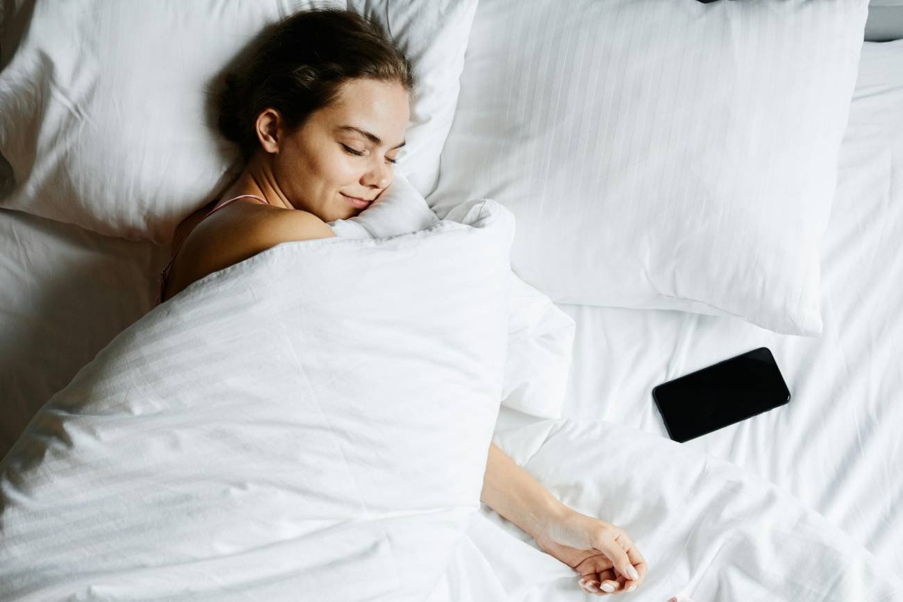 Śpisz z kołdrą między nogami? Oto, co mówi o tobie ta pozycja