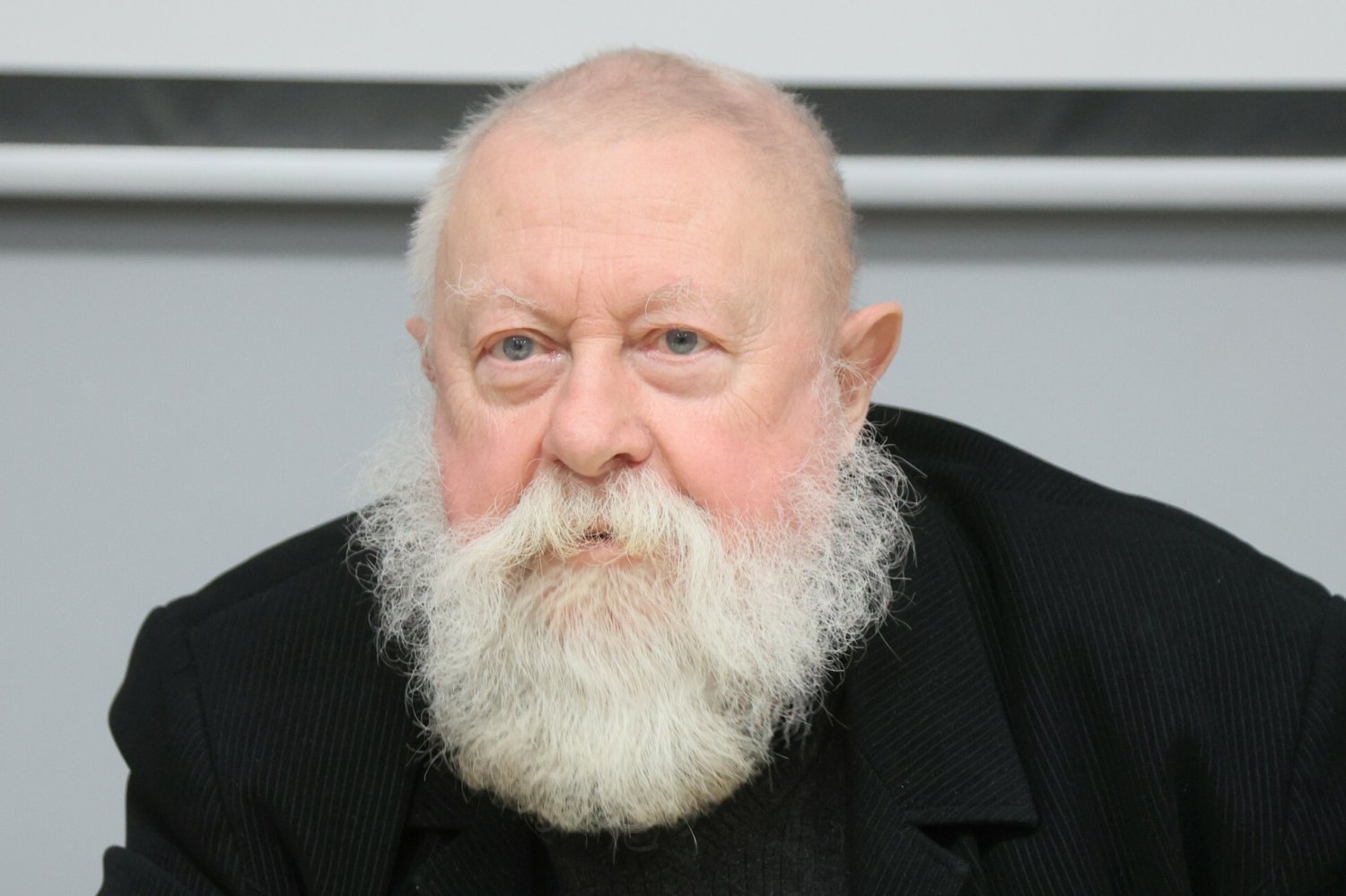 Pies zdechł czy umarł? Profesor Jerzy Bralczyk wsadził kij w mrowisko.
