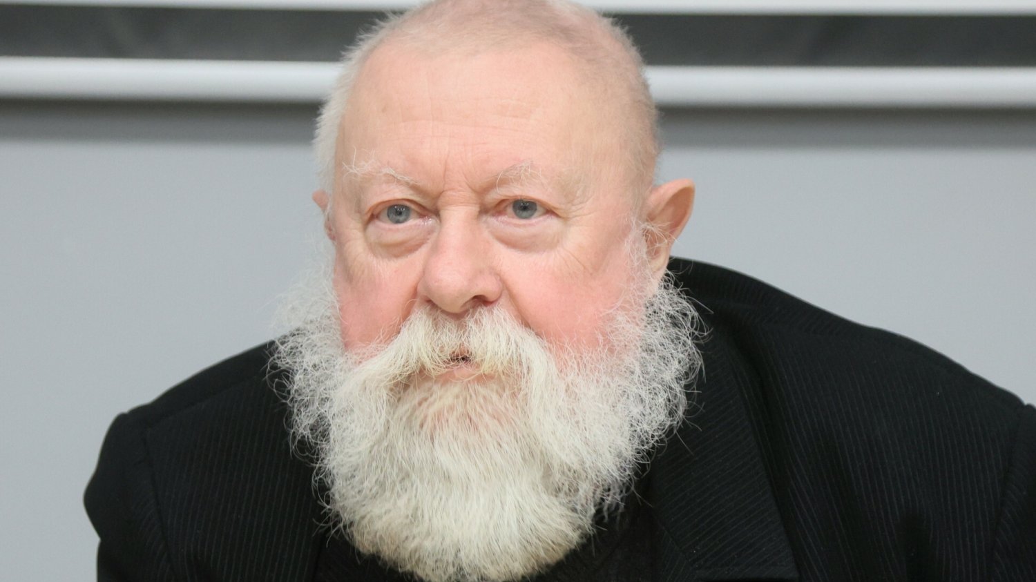 Pies zdechł czy umarł? Profesor Jerzy Bralczyk wsadził kij w mrowisko.