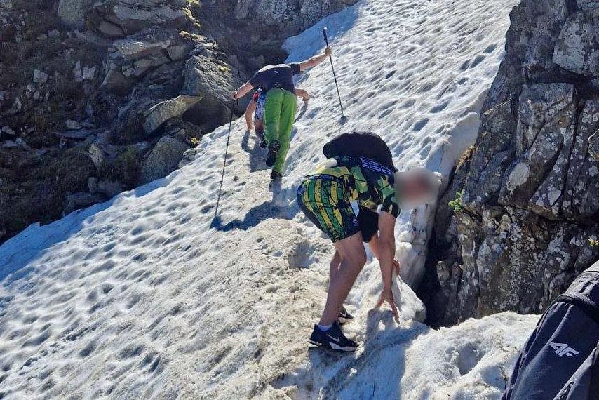 beskidy gopr turyści w adidasach śnieg akcja ratunkowa zdjęcie