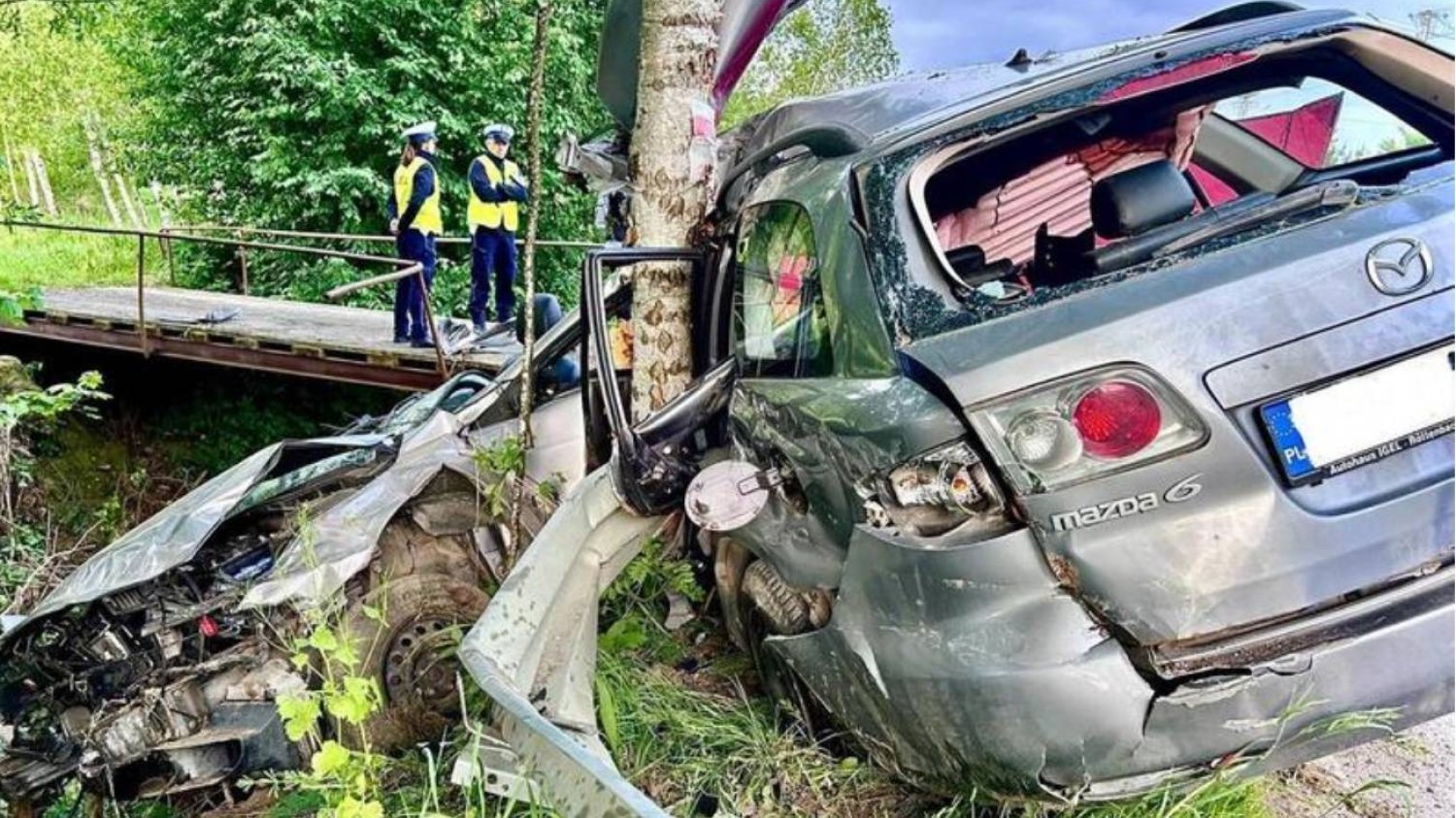 Wara: tragiczny wypadek 16-latka i 18-latka. Auto przełamało się na pół