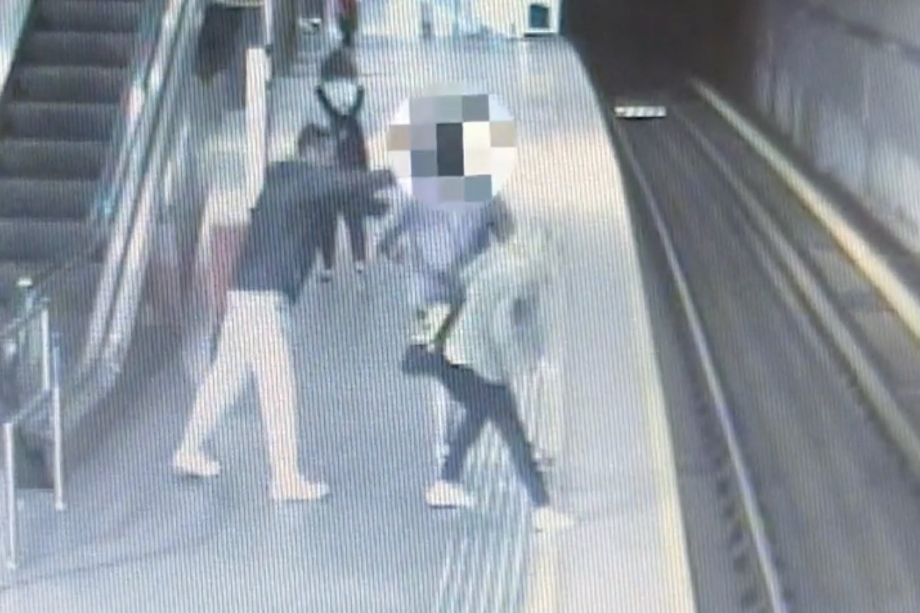 Próbował wepchnąć dwójkę ludzi pod metro. Policja szuka sprawcy zdarzenia