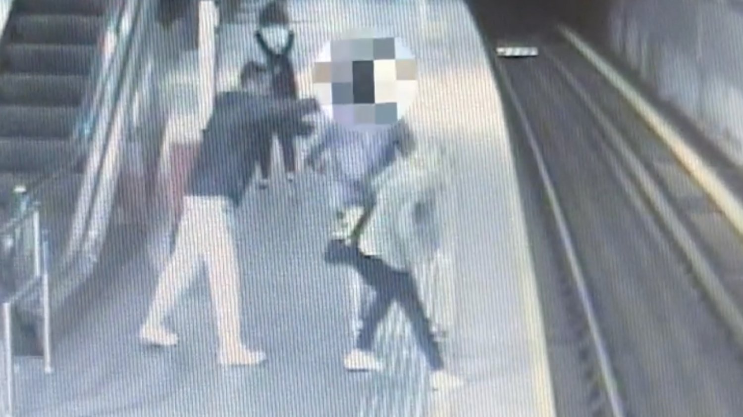 Próbował wepchnąć dwójkę ludzi pod metro. Policja szuka sprawcy zdarzenia