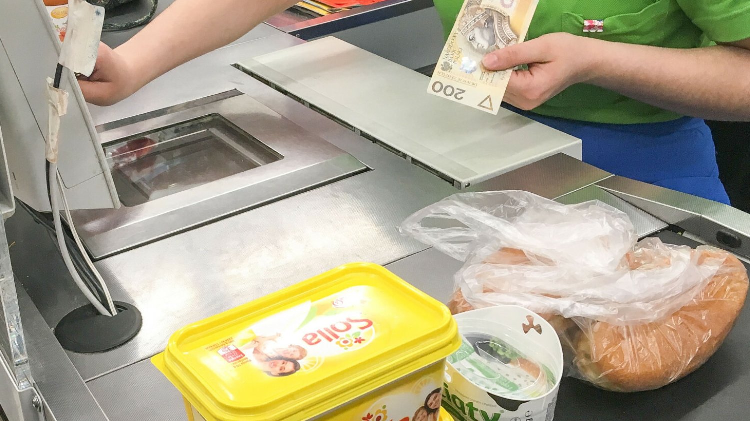 Ile zarabiają członkowie zarządu Biedronki? Wyciekły dokładne kwoty.