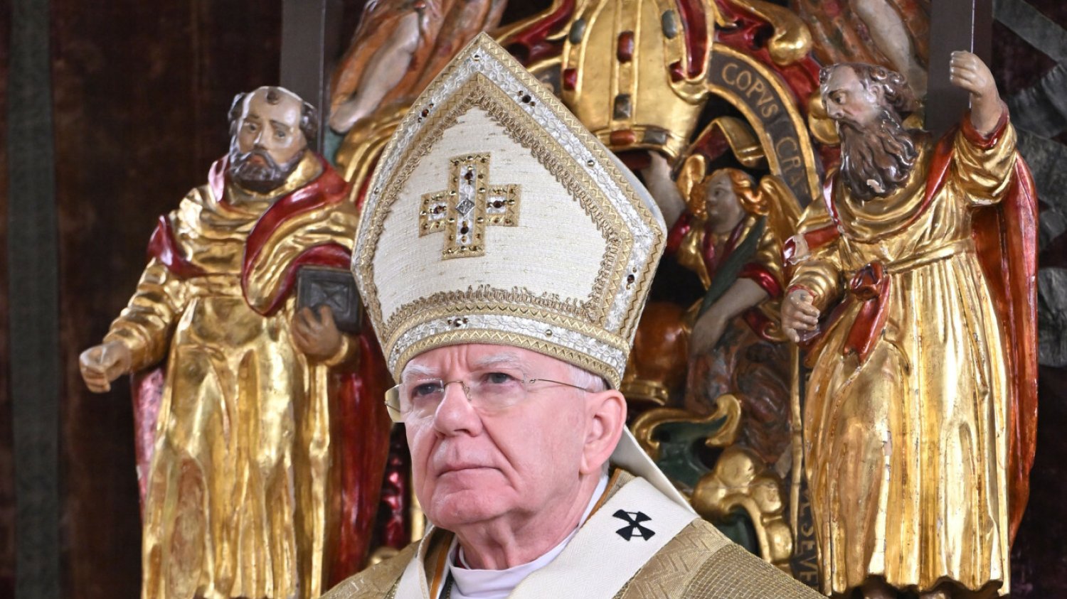Ksiądz musi wyprowadzić się z kamienicy, bo wprowadzić ma się tam arcybiskup Marek Jędraszewski.