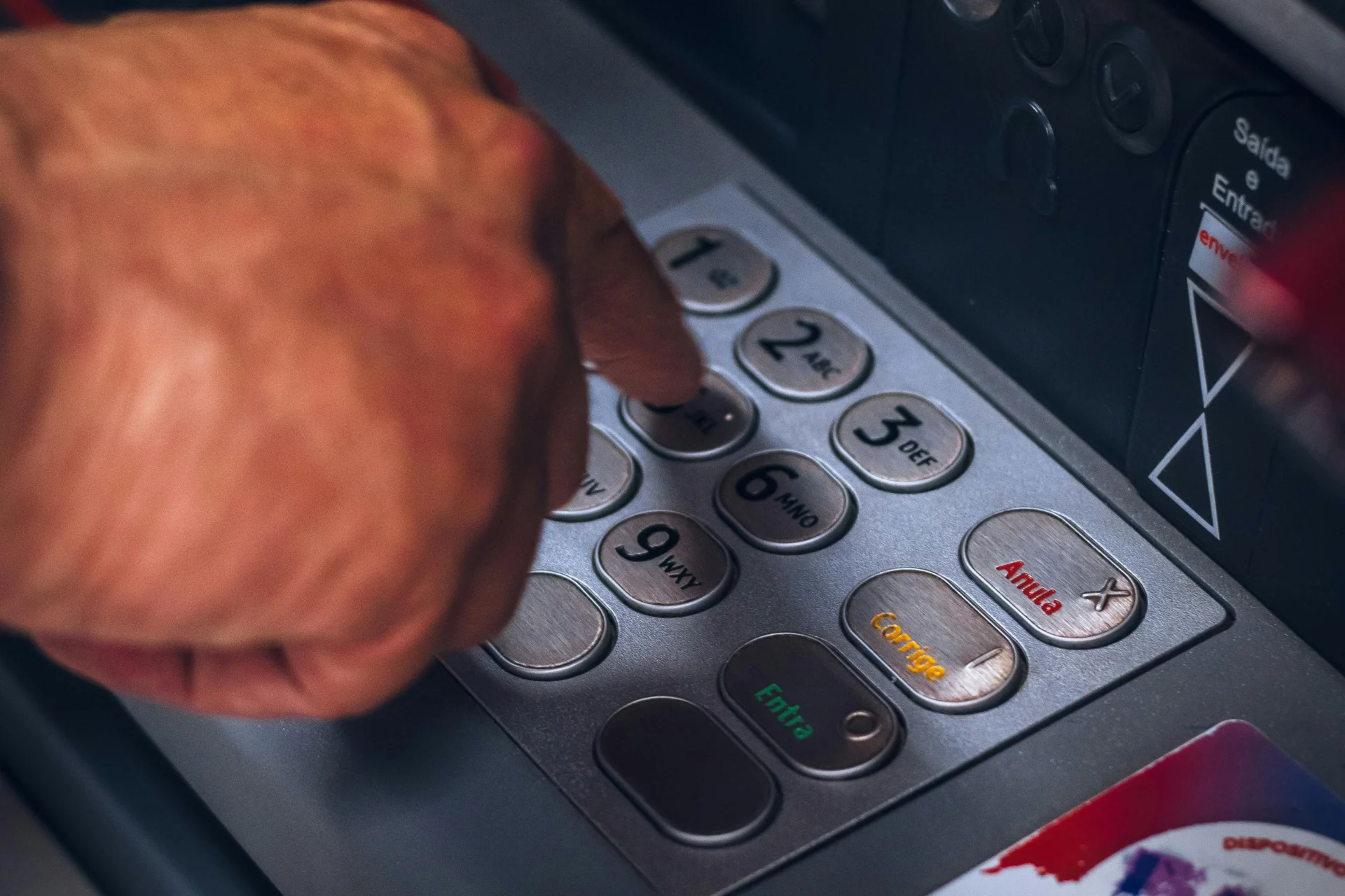 Jakie są limity wypłat w bankomatach?
