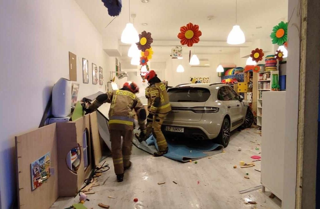 Kierująca porsche wjechała do sali zabaw w żłobku w Lublinie.