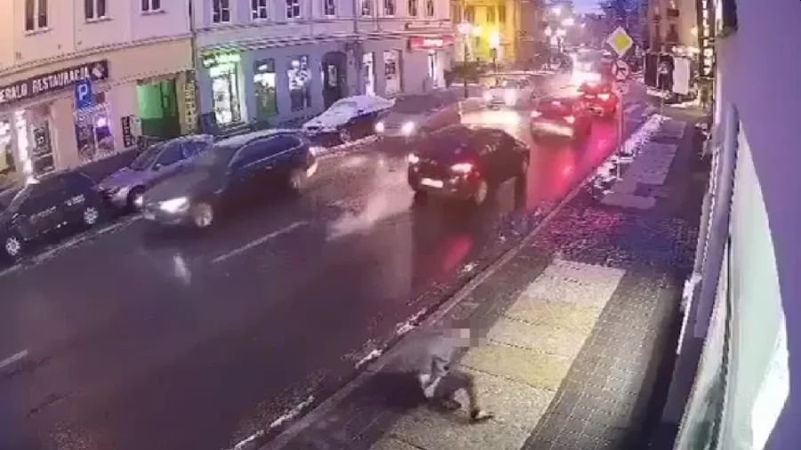 Mężczyzna wypadł z okna z dużej wysokości.