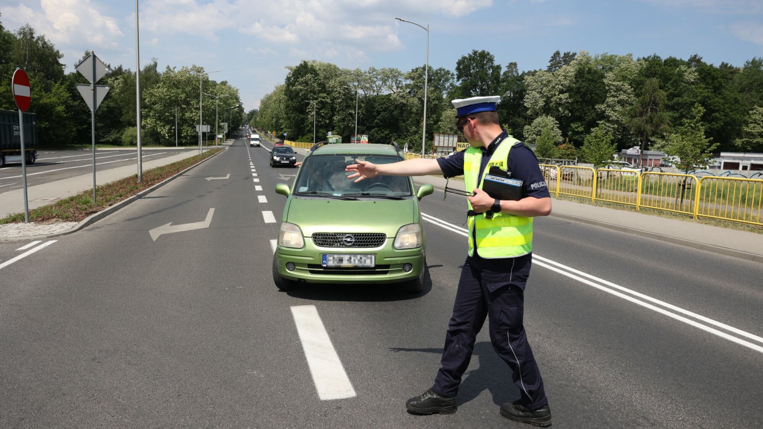 Policja ukarała mandatem 200 zł kobietę, która ostrzegała innych kierowców.