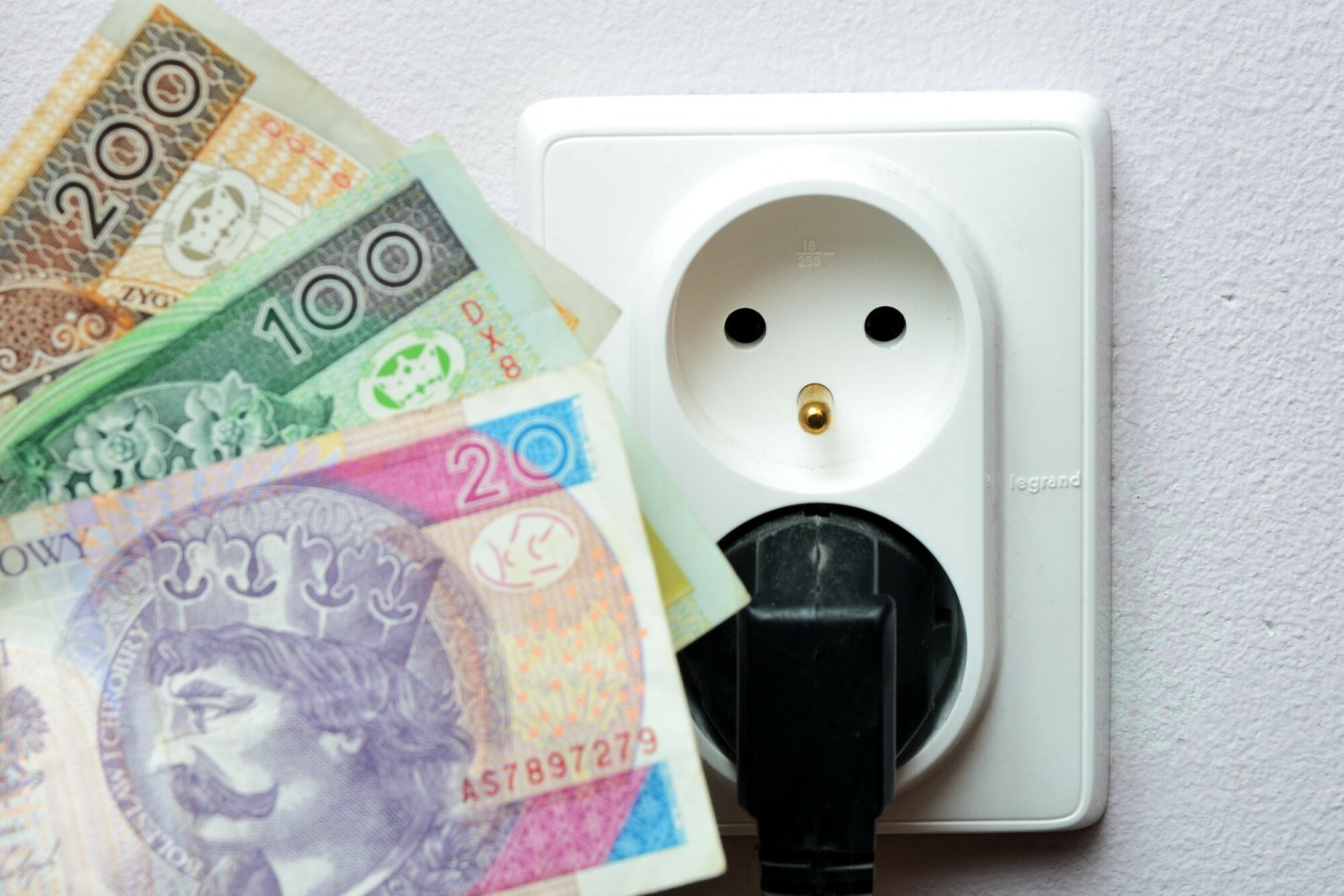 czego nie odłączać od prądu rachunku telewizor oled drukarka router wifi ładowarka