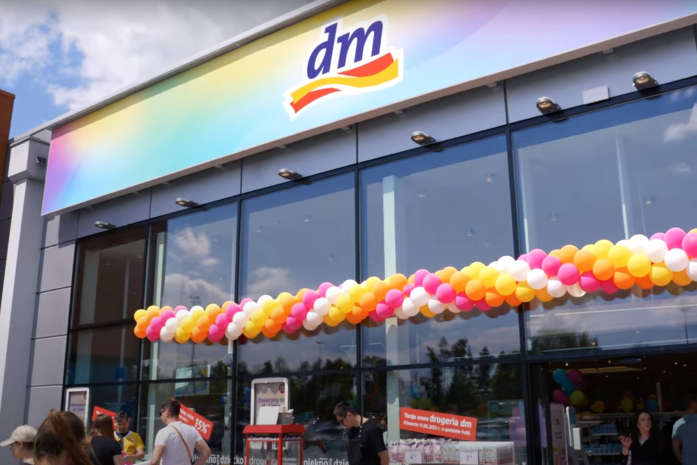 dm Drogerie Markt otwiera pierwszy sklep w Warszawie przy ulicy Łopuszańskiej. Na zdjęciu otwarcie placówki w C.H. Karolinka.