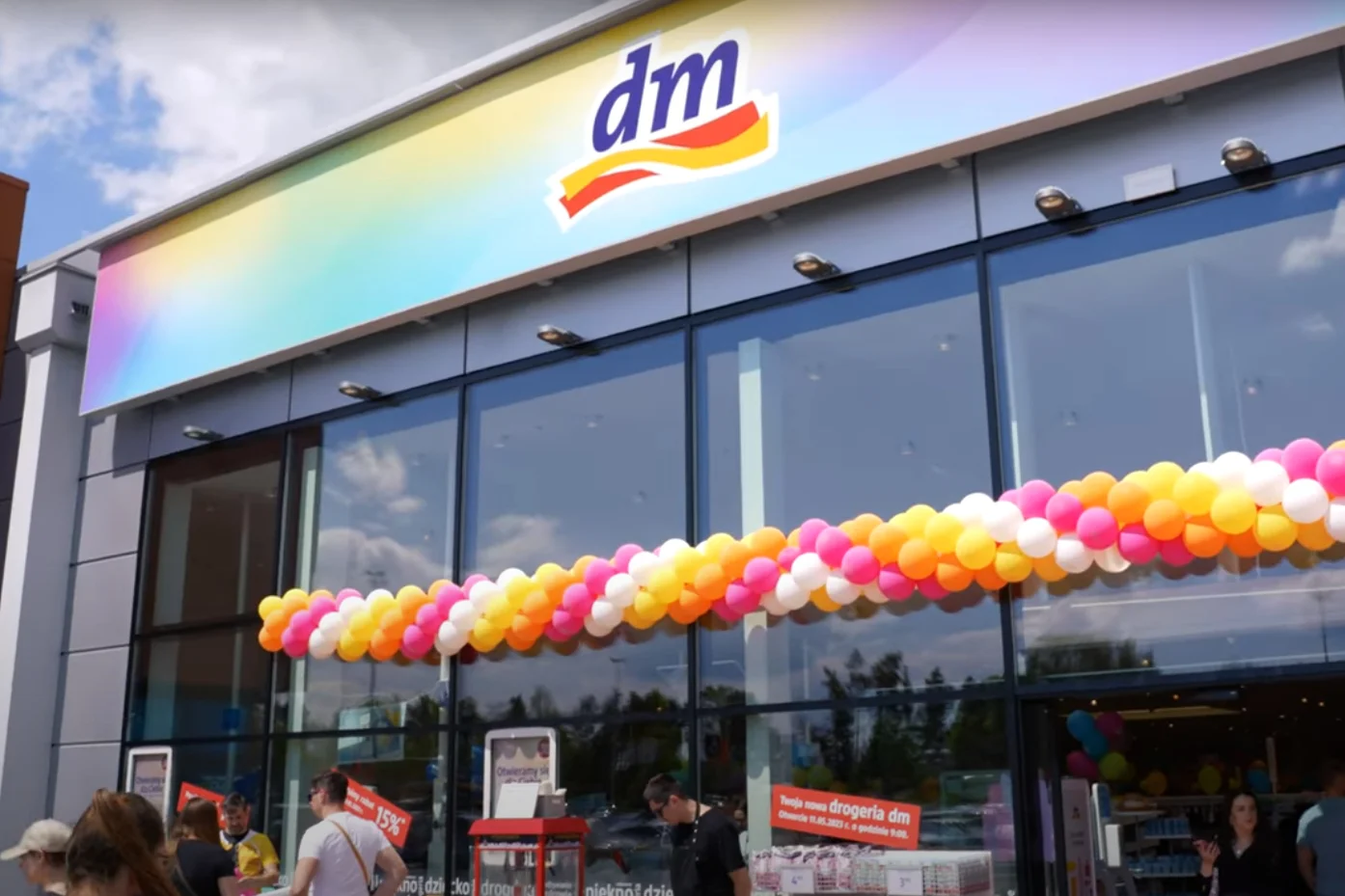 dm Drogerie Markt otwiera pierwszy sklep w Warszawie przy ulicy Łopuszańskiej. Na zdjęciu otwarcie placówki w C.H. Karolinka.
