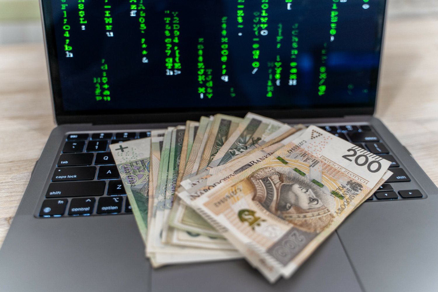 praca it programowanie ai języki programowania pensje oferty pracy raport analiza