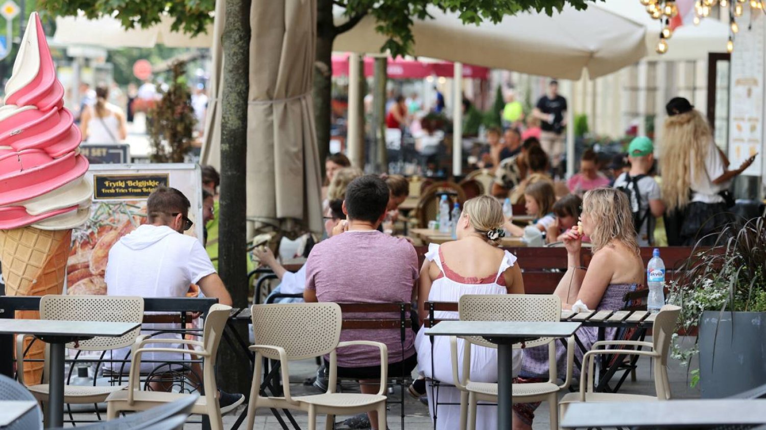 Restauracja w centrum Warszawy. Ludzie zachowują się jak bydło