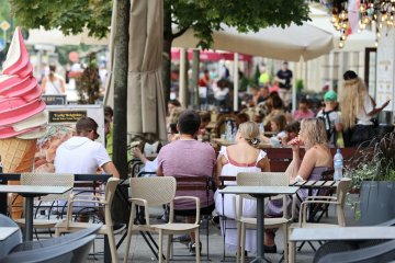 Restauracja w centrum Warszawy. Ludzie zachowują się jak bydło