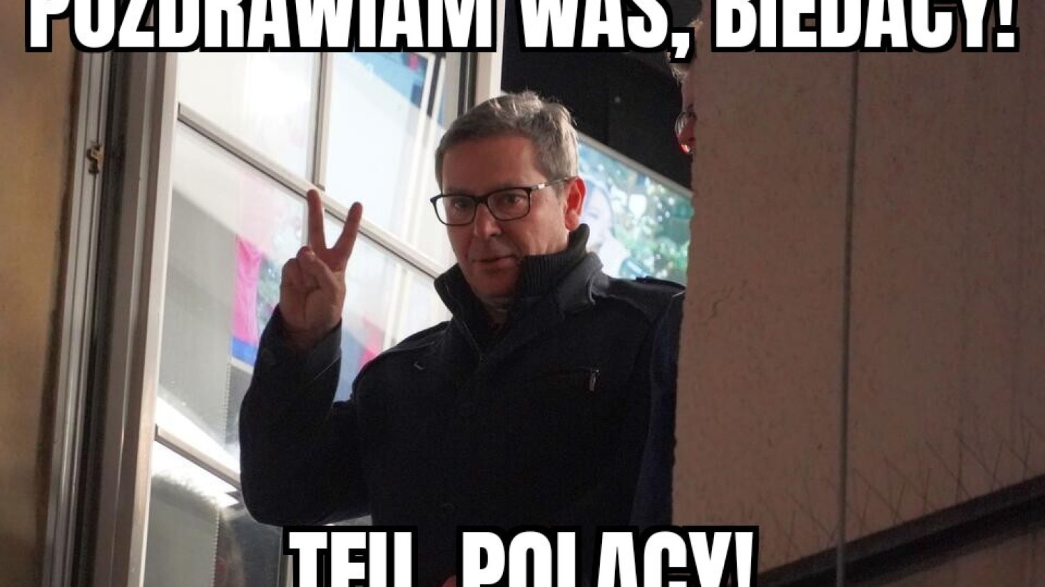 Memy o aferze z zarobkami w TVP podbijają internet