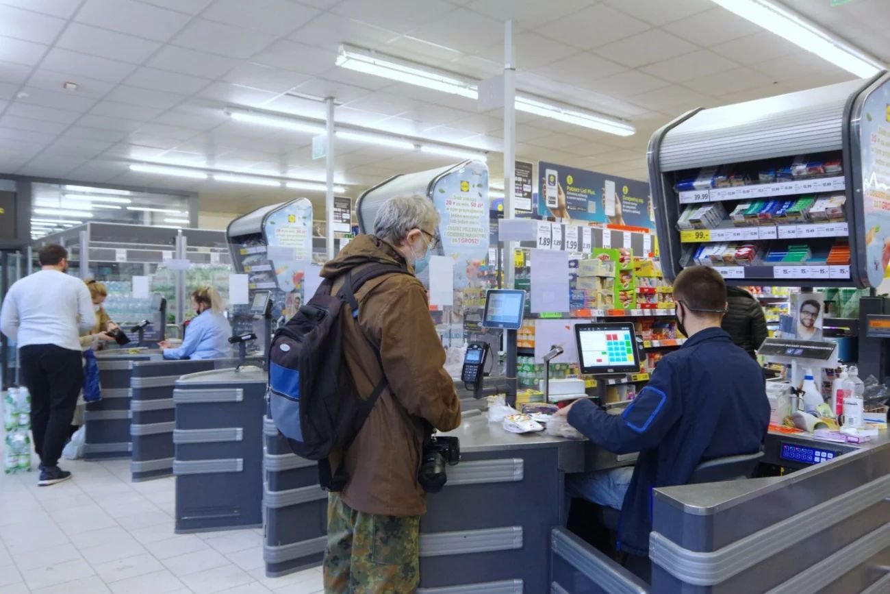 Pracownicy Biedronki dostaną podwyżki w 2024 roku. Wiadomo, ile będą zarabiać.