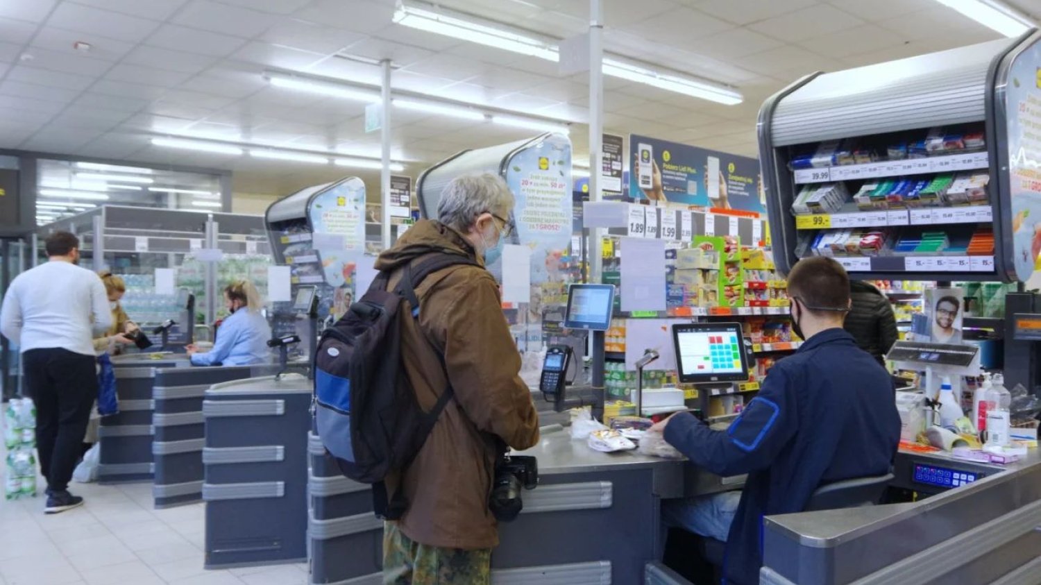 Pracownicy Biedronki dostaną podwyżki w 2024 roku. Wiadomo, ile będą zarabiać.