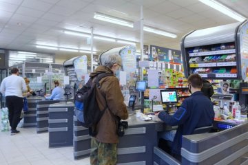Pracownicy Biedronki dostaną podwyżki w 2024 roku. Wiadomo, ile będą zarabiać.