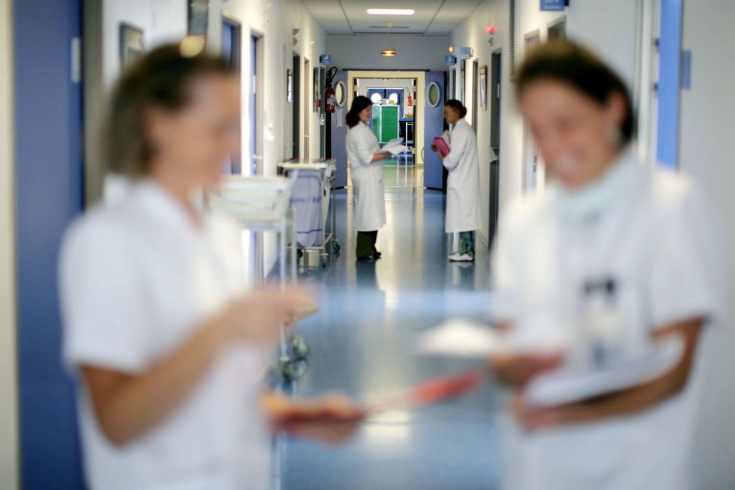 Położna poszła na zasiłek z powodu problemów z kolanem. W tym czasie szpital ją zwolnił